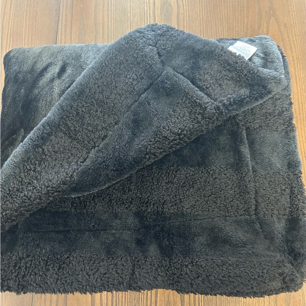 Cozy Black Fleece Blanket for Ultimate Comfort